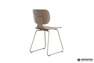 Beige kunststof stoel met grijsbruine metalen sled-onderstel, minimalistisch design, tegen witte achtergrond.
