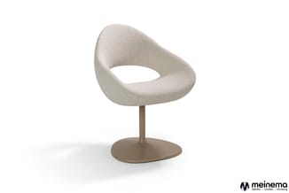 Moderne draaibare loungefauteuil met beige bouclébekleding, gesloten zijkanten en bronzen voetsteun op witte achtergrond.