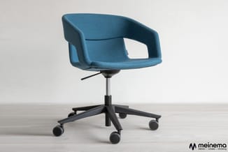 Blauwe kantoorstoel met ergonomische armsteunen en gestoffeerde zitting op zwart onderstel met wielen, tegen witte achtergron