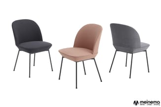 Drie stoelen in verschillende kleuren: donkergrijs, roze en grijs, alle met zwart metalen poten en gesloten rugleuning.