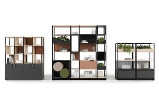 Drie modulaire kasten met zwarte frames in verschillende groottes. Combinatie van houten en zwarte vakken, gesloten onderkant