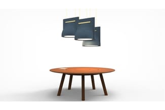 Ronde houten vergadertafel met donkerbruine poten onder drie hangende blauwe pendant lampen met gouden accenten.