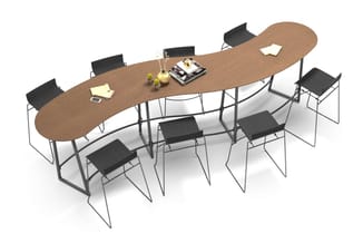 Moderne vergadertafel met houten blad in naturel en zwarte metalen onderstel, omgeven door 8 zwarte stoelen met metalen frame