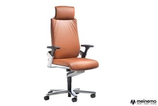 Ergonomische bureaustoel met cognackleurig leren bekleding, zwarte armleuningen, hoofdsteun en zilveren onderstel op wielen.