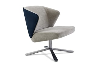 Moderne draaistoel met grijze stofbekleding, donkerblauwe zijpanelen en zwart/grijs metalen voetenkruis op witte achtergrond.