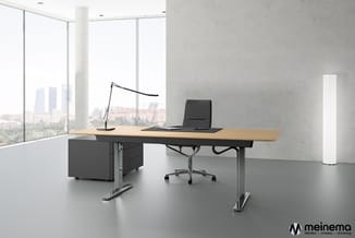 Modern kantoor met houten bureau, zwarte bureaustoel, zwarte bureaulamp, grijze kastunit en witte zuil tegen betonwand en ram