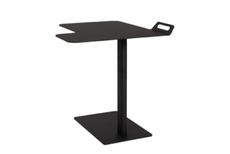 Zwarte bijzettafel met asymmetrische bladvorm, centrale staander en vierkante voetplaat.