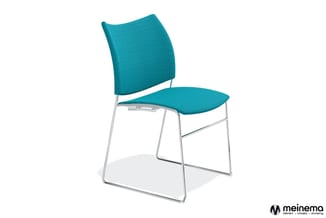 Turquoise stoel met gestoffeerde zitting en rugleuning op stalen frame met sledeonderstel, meinema-logo rechtsonder.