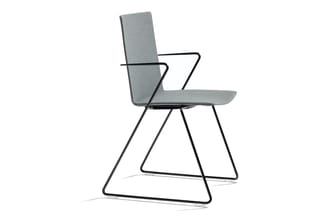 Grijze bezoekersstoel met zwart metalen frame en armleuningen, trapeziumvormige zitschaal op sledeonderstel.