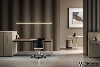 Modern kantoor met zwart bureaustoel aan houten bureau, beige kasten, grijze ribbelwanden, horizontale neonverlichting en min