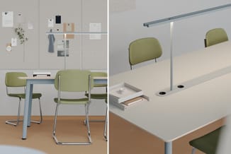 Kantoor met vergadertafel in wit en blauwe poten, groene bezoekersstoelen met metalen frames, houten vloer, witte muren met o