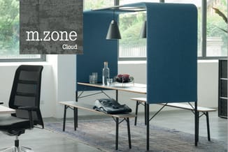 m.zone Cloud akoestische scherm in donkerblauw, rechthoekige vorm, geplaatst rond werkplek met tafel en zwarte bureaustoel.