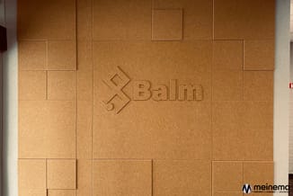 Wandpanelen in beige/tan kleur met geperst Balm-logo, modulair opgesteld in verschillende formaten met verticale en horizonta