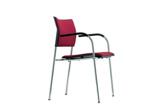 Rode conferentiestoel met zwarte armleuningen, metalen frame en zitting met rugleuning tegen witte achtergrond.