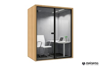 Houten belcel met zwarte glazen schuifdeuren, voorzien van bureau, stoel en laptop.
