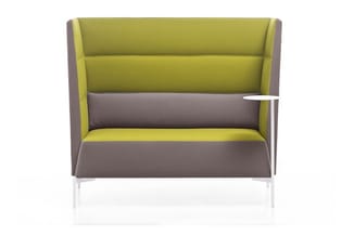 Hoge loungefauteuil met gele en grijze bekleding, witte metalen poten en integraal bijzettafeltje.