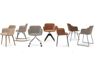 Zeven moderne stoelen in verschillende designs en kleuren (beige, grijs, cognac, bruin) met diverse onderstellen: houten pote