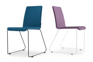 Twee moderne stoelen met gestoffeerde zitting en rugleuning: links blauw met zwart metalen frame, rechts paars met wit metaal