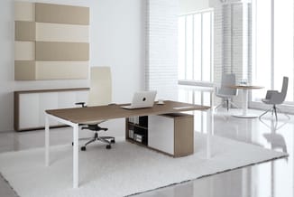 Modern kantoor met bruin houten bureau, witte onderstel, ingebouwde opbergkast, zwarte bureaustoel, beige wandpanelen, grijze