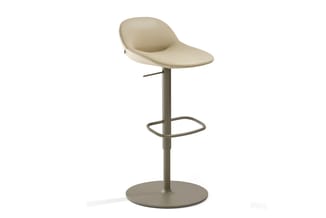 Beige barkruk met grijze metalen voet, ronde zitting, gebogen rugleuning en voetsteun, hoogte verstelbaar.