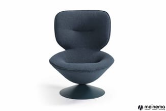 Grijsblauwe fauteuil met ronde, organische vormen en zwarte voetsteun op witte achtergrond.