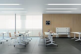 Modern kantoor met witte vergadertafels op wielen, beige stapelstoelen, houten wand, glazen scheidingswanden en digitale wand