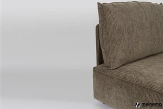 Grijze ribfluwelen bank met rugleuning en kussen tegen witte achtergrond, meinema-logo rechtsonder.