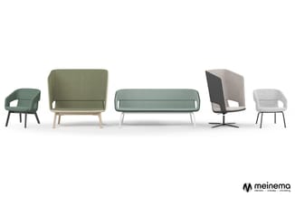 Vijf moderne zitmeubelen in groen-, grijs- en beige tinten op een rij: twee fauteuils, twee banken en een draaistoel. Meinema