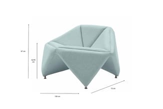Lichtblauwe fauteuil met geometrische vouwen en metalen poten. Afmetingen: 106 cm breed, 75 cm diep, 67 cm hoog, zithoogte 42