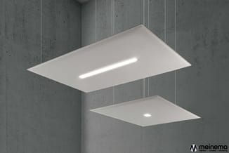 Twee rechthoekige hangende panelen met geïntegreerde LED-verlichting tegen betonnen muurwerk in een moderne kantooromgeving.