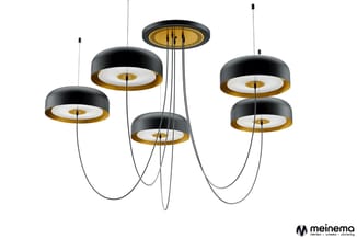 Hangende plafondlampen met zwart-goudkleurig design, opeengestapeld in verschillende hoogtes, op witte achtergrond.