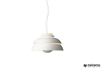 Witte hanglamp met gestapelde schalen en grijze bolvoet, warmwit verlicht, tegen witte achtergrond.