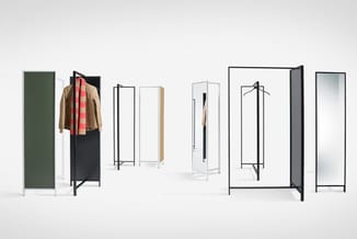 Collectie garderobeschermen in verschillende uitvoeringen: groen, zwart, wit en naturel, met metalen frames, enkele voorzien