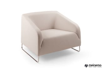 Beige/crèmekleurige fauteuil met gebogen armvlakken, zitplaats en rugleuning, metalen onderstel, meinema-logo onderaan rechts