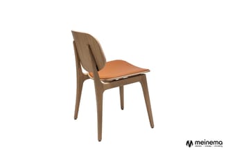 Houten stoel met oranje zitting, gebogen rugleuning, vier rechte poten, modern design.