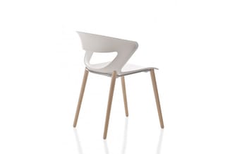 Moderne stoel met wit kunststof zitting, houten poten en grijs zitkussen, tegen witte achtergrond.