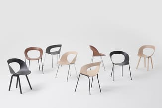 Verzameling moderne stoelen in zwart, bruin en naturel hout met metalen frames, op neutrale achtergrond.