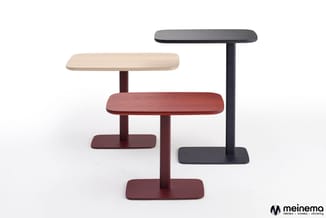 Twee moderne bijzettafels met afgeronde bladen op voetsteun. Linker tafel in bordeauxrood met beige en donkerrood blad. Recht