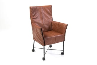 Bruine lederen fauteuil met hoge rugleuning en armsteunen op zwart metalen frame met wielen.