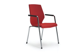 Rode vergaderstoel met zwarte armsteunen, zilveren metalen frame en zwarte voetstukken, schuine rugleuning.