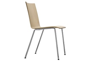 Moderne stoel met licht houten zitting, gebogen rugleuning en chromen metalen vierpootonderstel.