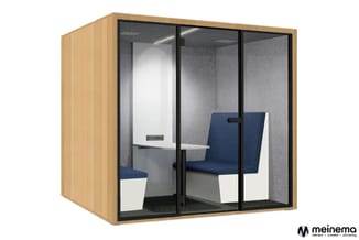 Houten belcel met zwart aluminium frame, glazen wanden, grijze akoestische binnenkant, blauwe stoelen, witte tafel en LED-ver