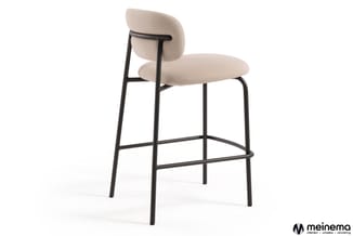 Barkruk met beige bekleding, zwart metalen frame en voetsteun, moderne vormgeving.