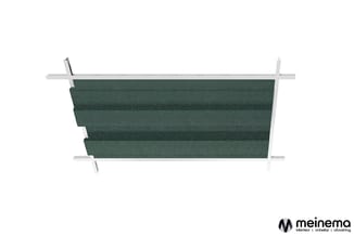Groene akoestische wandpanelen met horizontale latten, gemonteerd op witte rails aan wand.