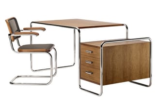 Werkset met houten bureau met chromen frame, bijzettafel met drie laden en bureaustoel met armleuningen en netrug.