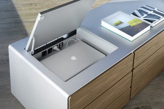 Wit bureau met geïntegreerde kabelmanagement en opbergruimte, houten onderkast, voorzien van monitor, laptop en design-boeken