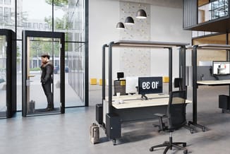 Moderne kantoorinrichting met zwart stalen werkplek met houten blad, zwarte bureaustoel, computerscherm met "10 3" tekst, han
