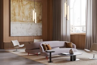 Moderne lounge met grijze ronde sofa, witte loungefauteuil, zwarte bijzettafels, beige vloerkleed en houten wandbekleding in
