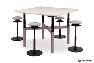 Vergadertafel met grijze tafelblad en paarse onderstel, omgeven door zes zitbalanstoelen met grijze zitting en zwarte voet.