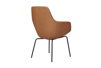 Bruine leren loungestoel met gestoffeerde zitting en rug, zwart metalen vierpootframe.